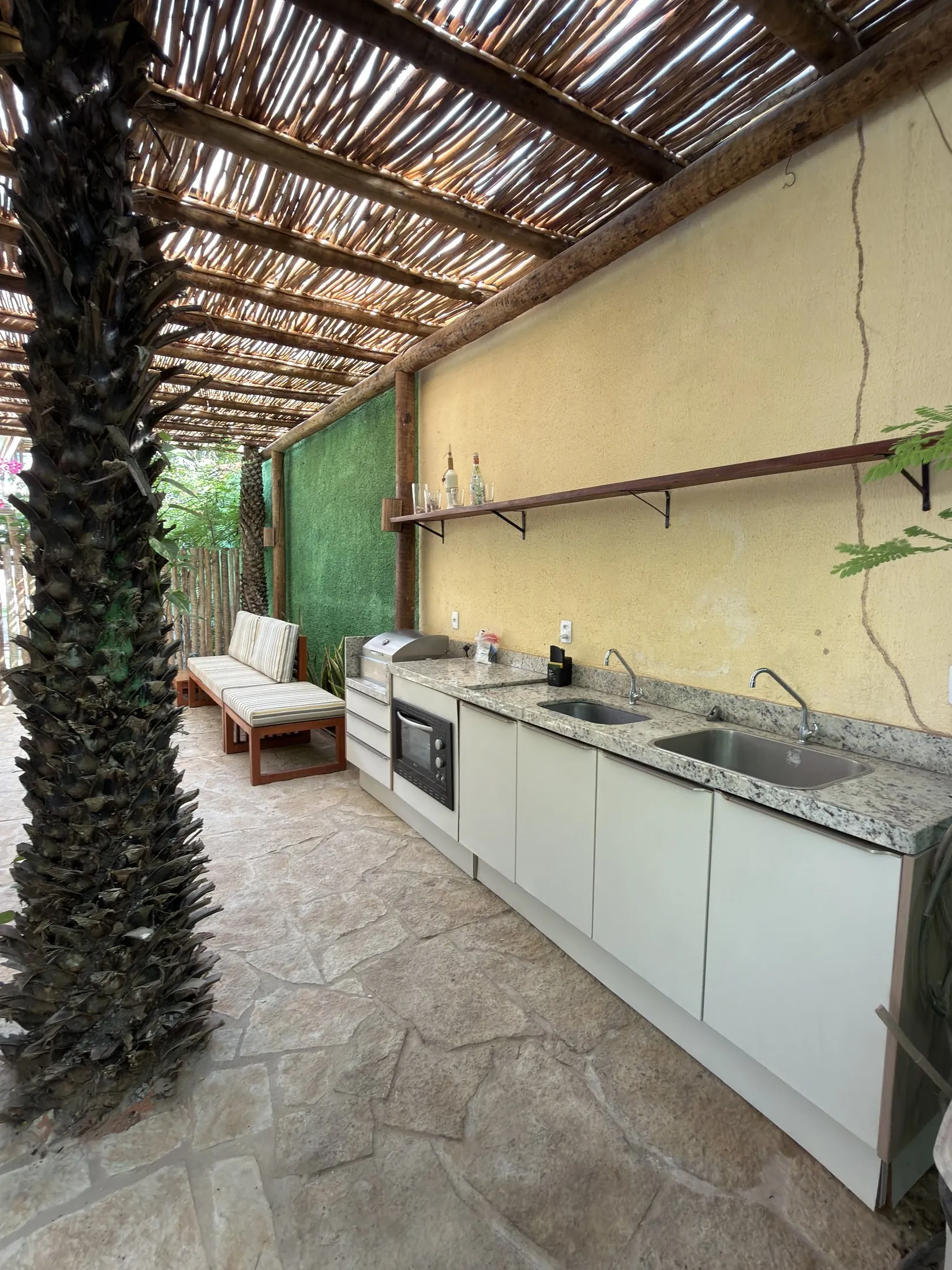 Cozinha externa com churrasqueira