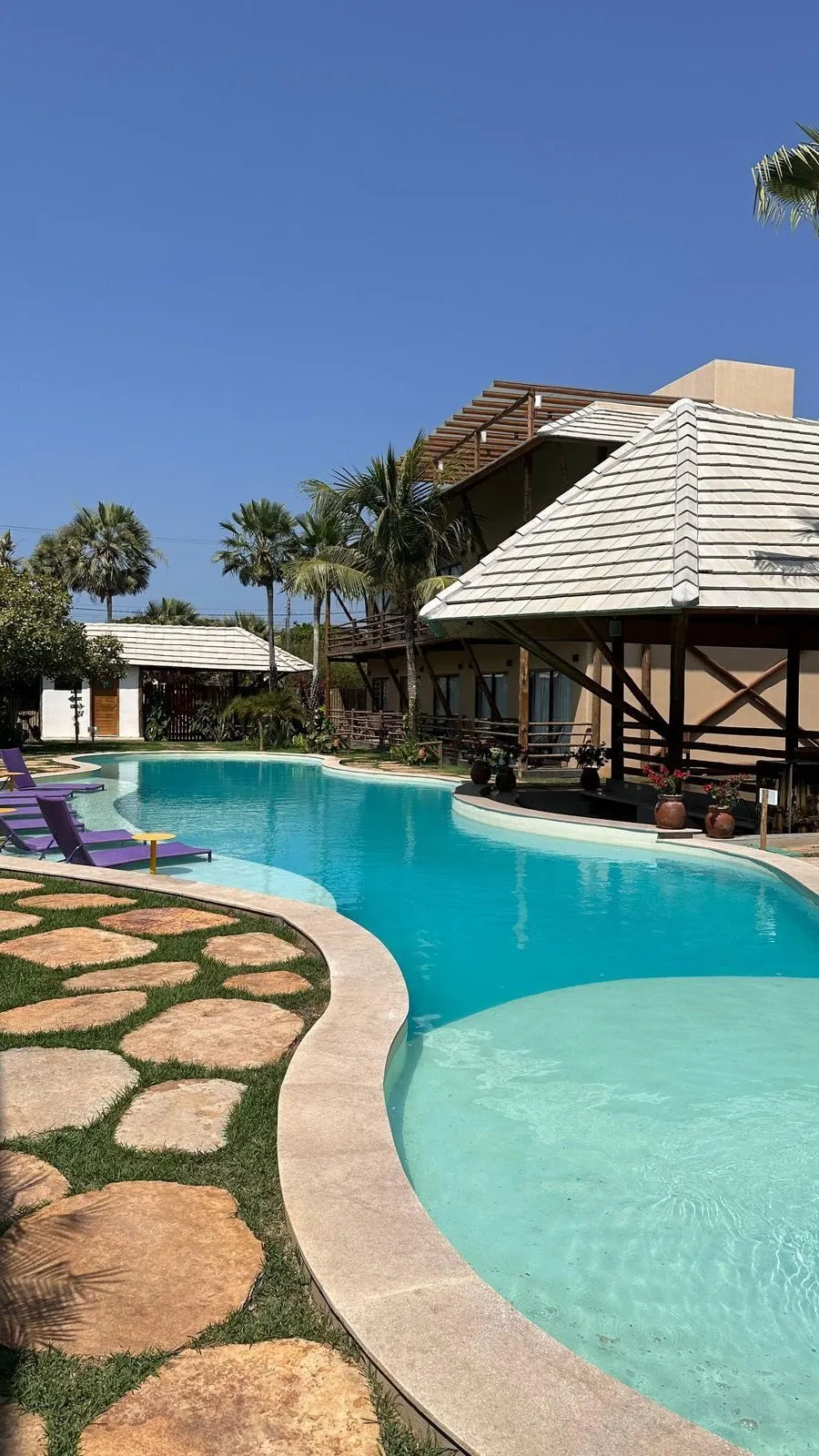 A piscina e os chalés