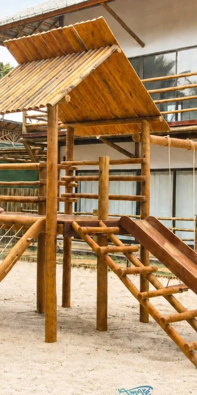 O playground, no meio do jardim